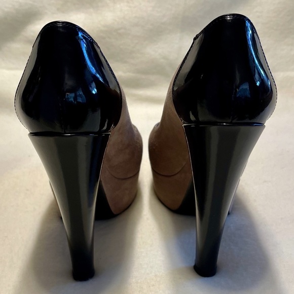 LOUIS VUITTON - Tan Suede/Blk Patent Leather Peeptoe Platform - EU39 (CopyListg) - Picture 9 of 12